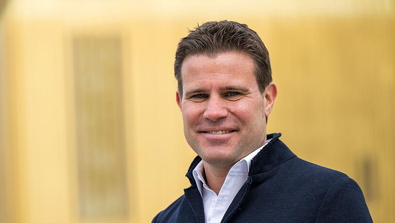 Der Schiedsrichter Felix Brych während eines Interviews.