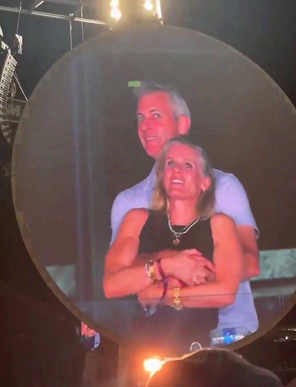 Bei einem Coldplay-Konzert wurden der CEO Andy Byron und seine Kollegin "in flagranti" erwischt, als die Kamera sie beim Kuscheln filmte. Die Bilder ihrer panischen Reaktion verbreiteten sich rasant im Netz. Bei einem Coldplay-Konzert wurden der CEO Andy Byron und seine Kollegin "in flagranti" erwischt, als die Kamera sie beim Kuscheln filmte. Die Bilder ihrer panischen Reaktion verbreiteten sich rasant im Netz.