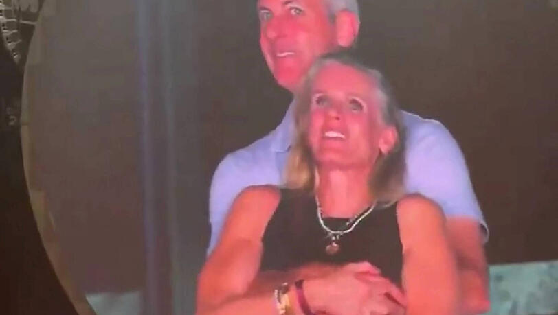 Bei einem Coldplay-Konzert wurden der CEO Andy Byron und seine Kollegin "in flagranti" erwischt, als die Kamera sie beim Kuscheln filmte. Die Bilder ihrer panischen Reaktion verbreiteten sich rasant im Netz. Bei einem Coldplay-Konzert wurden der CEO Andy Byron und seine Kollegin "in flagranti" erwischt, als die Kamera sie beim Kuscheln filmte. Die Bilder ihrer panischen Reaktion verbreiteten sich rasant im Netz.