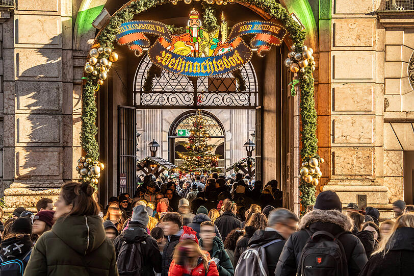 Der Christkindlmarkt im Kaiserhof der Residenz ist stets gut besucht.