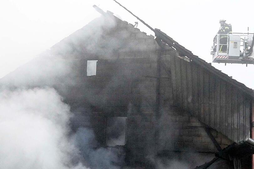 Im dichten Nebel k&auml;mpften am Mittwoch etwa 200 Einsatzkr&auml;fte von etwa 15 Feuerwehren gegen ein verheerendes Feuer auf einem Ein&ouml;dhof nahe dem Landhotel Hallnberg s&uuml;dlich von Walpertskirchen im Landkreis Erding.