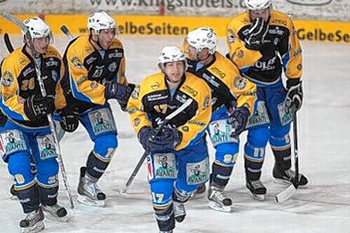 Sechs Siege in sechs Playoff-Spielen: Der EHC München um Stürmer-Star Mike Kompon (vorne).