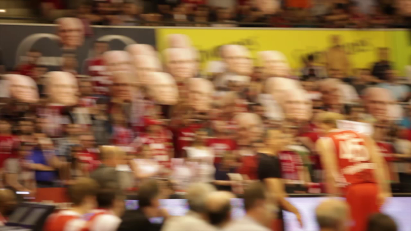 Irre Aktion beim Bayern-Basketball: Im Fanblock tauchen plötzlich große Uli-Hoeneß-Köpfe auf. Die Bilder von der Aktion.