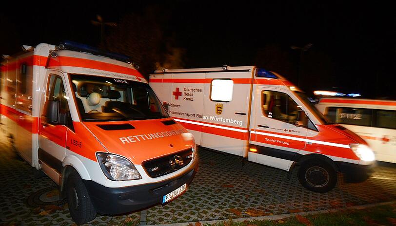 Nervenkrieg in Freiburg! Ein bewaffneter Mann hatte sich in einem Schnellimbiß zusammen mit zwölf Menschen verschanzt.