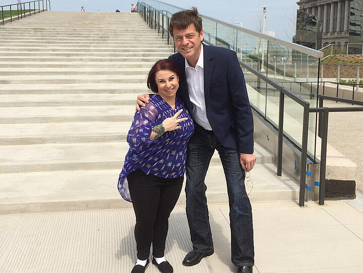 Michelle Knight mit Rudi Cerne beim Vorgespräch für die Sendung "Aktenzeichen XY... ungelöst - Spezial: Wo ist mein Kind?" in Cleveland