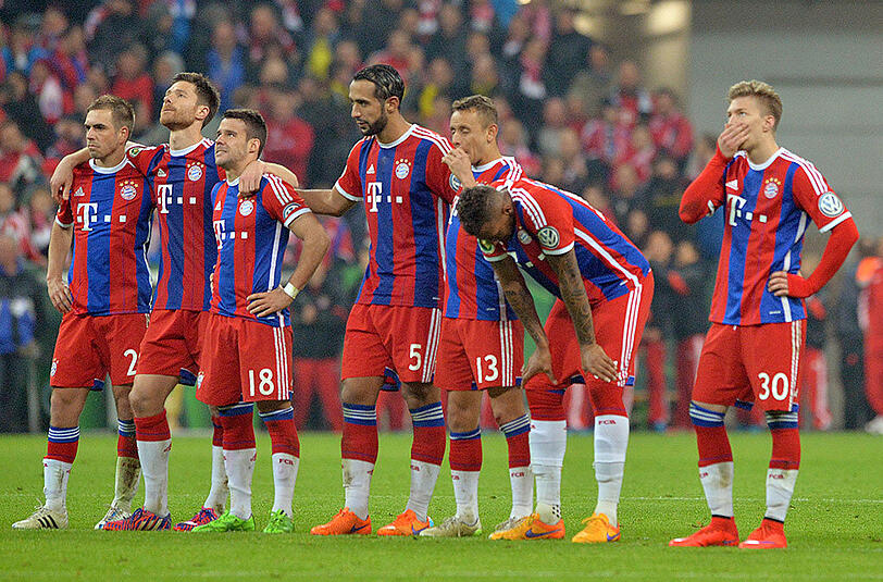 Kein Bild, das man jeden Tag sieht: Konsternierte Bayern-Akteure bei der Halbfinal-Pleite im DFB-Pokal gegen Borussia Dortmund.