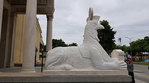 Erhaben liegt sie da: Die neue Sphinx am Nordfriedhof.