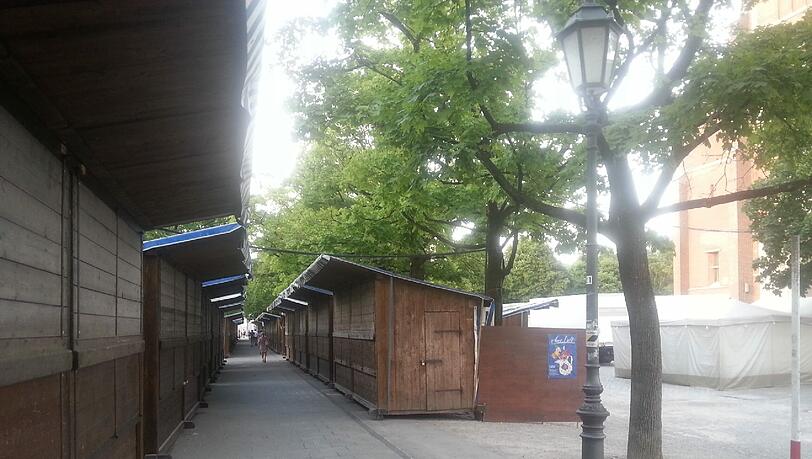 Normalerweise ist hier ganz schön was los - ab Samstag dann wieder. Noch wird die Auer Dult aufgebaut. Normalerweise ist hier ganz schön was los - ab Samstag dann wieder. Noch wird die Auer Dult aufgebaut.