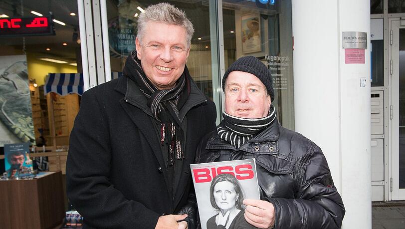 Der OB-Kandidat mit Biss-Verkäufer Hans Pütz. Der OB-Kandidat mit Biss-Verkäufer Hans Pütz.