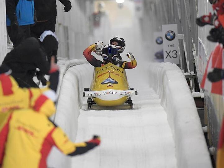 Johannes Lochner (vorn) und Florian Bauer jubeln bei der Zieleinfahrt.