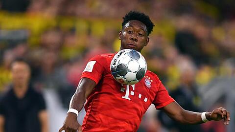 Bayerns David Alaba nimmt den Ball an. Foto: Marius Becker/Archivbild