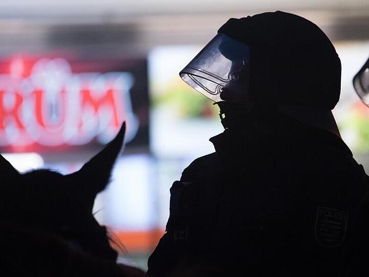 Berittene Polizisten in Chemnitz bringen sich 2018 bei einer Demonstration von AfD und dem ausländerfeindlichen Bündnis Pegida in Stellung.