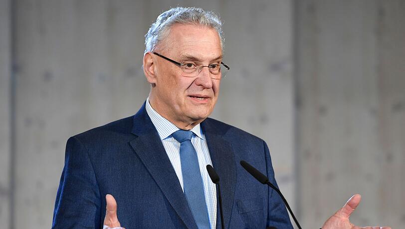 Bayerns Innenminister Joachim Herrmann (CSU) spricht während einer Informationsveranstaltung. Bayerns Innenminister Joachim Herrmann (CSU) spricht während einer Informationsveranstaltung.