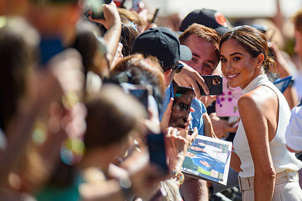 Herzogin Meghan beim Selfie-machen mit einem Fan Herzogin Meghan beim Selfie-machen mit einem Fan