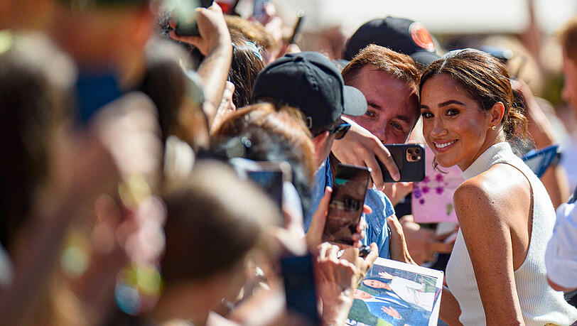 Herzogin Meghan beim Selfie-machen mit einem Fan Herzogin Meghan beim Selfie-machen mit einem Fan