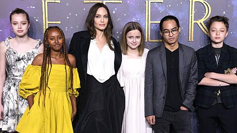Angelina Jolie zeigte sich zuletzt 2021 mit fünf ihrer sechs Kinder auf dem roten Teppich. Von links nach rechts: Shiloh, Zahara, Vivienne, Maddox und Knox.