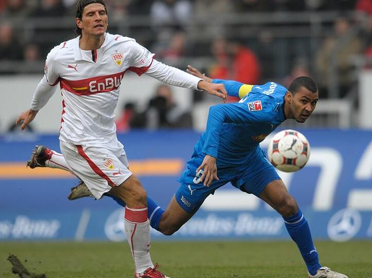 Stuttgarts Mario Gomez im Zweikampf mit Hoffenheims Marvin Compper (r).