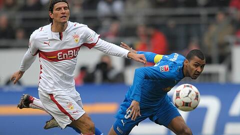 Stuttgarts Mario Gomez im Zweikampf mit Hoffenheims Marvin Compper (r).