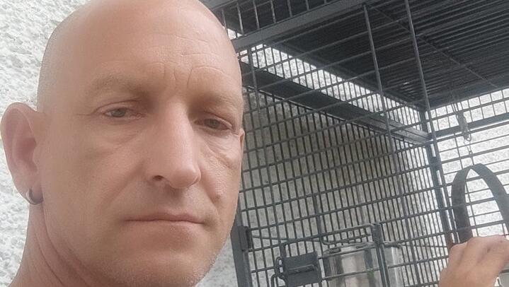 Götz zeigt den leeren Käfig . Götz zeigt den leeren Käfig .