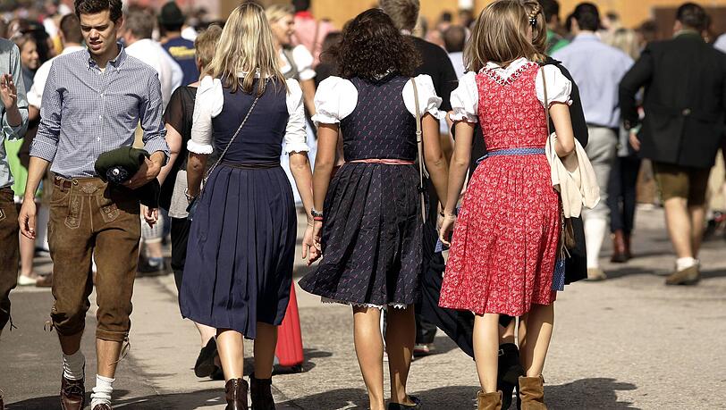 Dirndl auf der Wiesn so weit das Auge reicht. Aber ist die Tracht in den Festzelten wirklich Pflicht? (Archivbild)