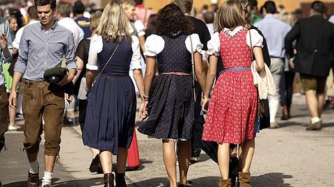 Dirndl auf der Wiesn so weit das Auge reicht. Aber ist die Tracht in den Festzelten wirklich Pflicht? (Archivbild)