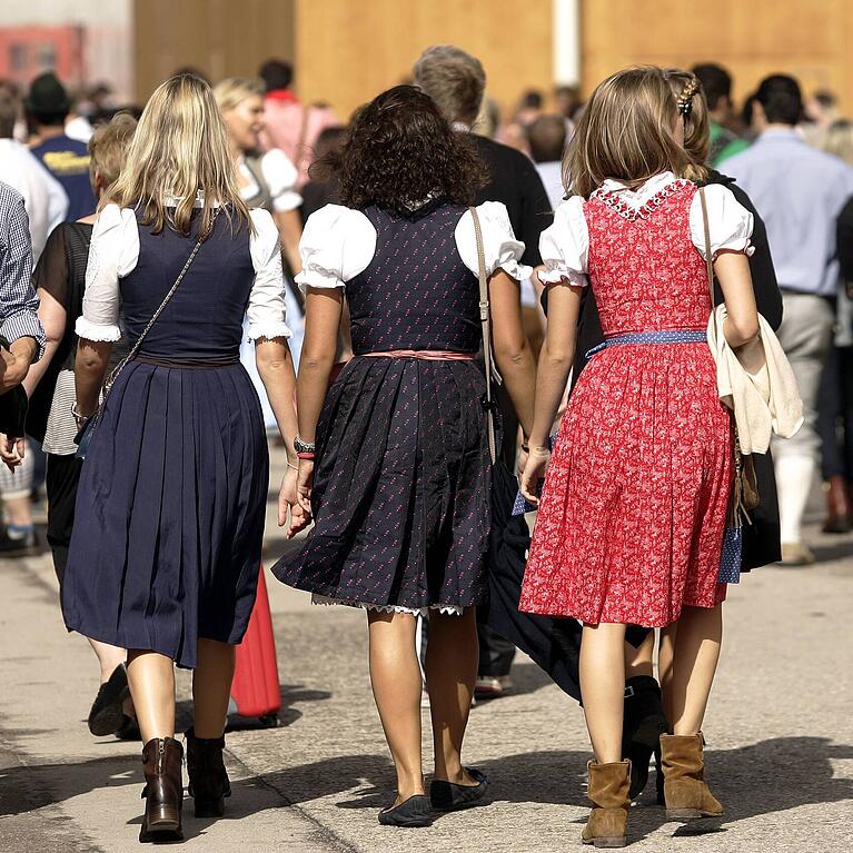 Dirndl auf der Wiesn so weit das Auge reicht. Aber ist die Tracht in den Festzelten wirklich Pflicht? (Archivbild)