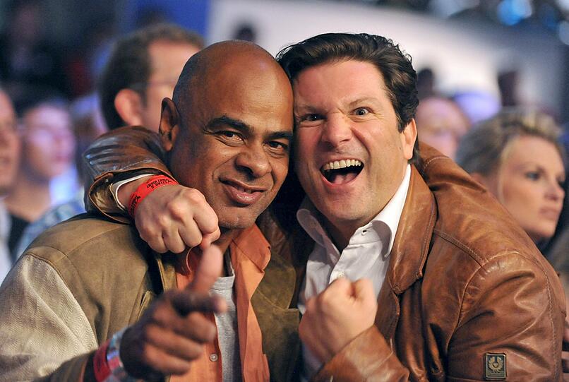 Die Schauspieler Charles Huber (l) und Francis Fulton-Smith beim Kickbox-Kampf.