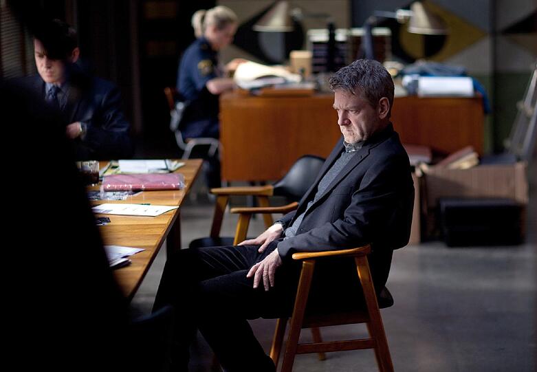 Kenneth Branagh brütet irgendetwas aus - vielleicht die Lösung eines komplizierten Falls.
