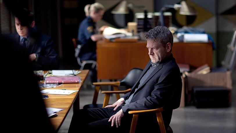 Kenneth Branagh brütet irgendetwas aus - vielleicht die Lösung eines komplizierten Falls. Kenneth Branagh brütet irgendetwas aus - vielleicht die Lösung eines komplizierten Falls.