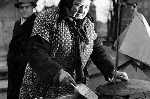 Dick eingepackt: eine Maroni-Braterin am Stachus 1953.