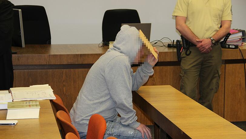 Hat die Vergewaltigungen seiner Töchter eingeräumt: Hannes K. auf der Anklagebank. Hat die Vergewaltigungen seiner Töchter eingeräumt: Hannes K. auf der Anklagebank.