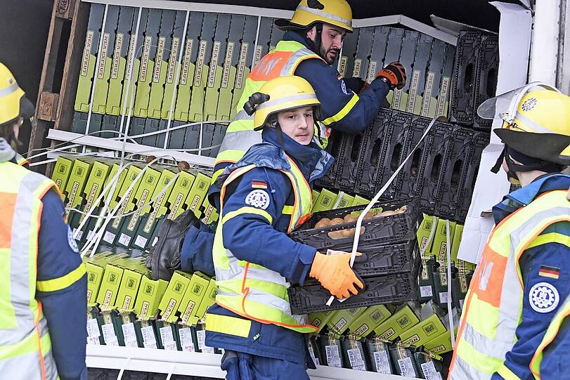 Der Lastwagen hatte tonnenweise Kiwis geladen, die vom THW für die Bergung nach draußen geschafft werden mussten.