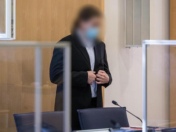Der Angeklagte steht im Verhandlungssaal des Landgerichts. Foto: Armin Weigel/dpa/Archivbild