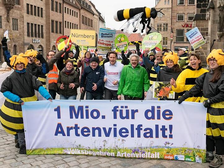 Unterstützer*innen des Volksbegehrens bei der zentralen Auftaktveranstaltung. Foto: Toni Mader