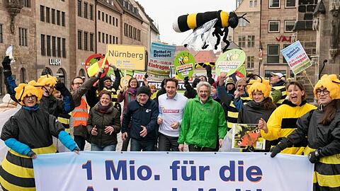 Unterstützer*innen des Volksbegehrens bei der zentralen Auftaktveranstaltung. Foto: Toni Mader