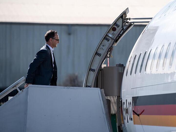 Heiko Maas (SPD), Außenminister der Bundesrepublik, steigt am Flughafen in Salvador da Bahia in die Regierungsmaschine.