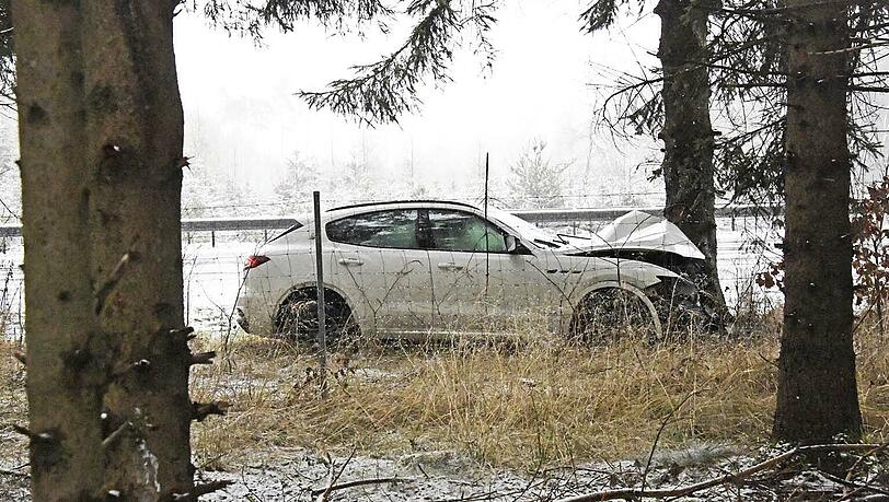 Der Maserati war Schrott - der Fahrer auf der schneebedeckten Fahrbahn zu schnell unterwegs.