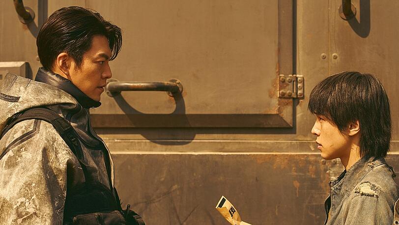 5-8 (Kim Woo-bin, li.) und Sa-wol (Kang You-seok) in "Black Knight".