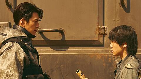 5-8 (Kim Woo-bin, li.) und Sa-wol (Kang You-seok) in "Black Knight".