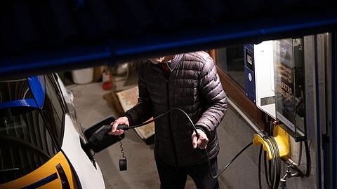Über die gesamte Nutzungsdauer sind E-Autos laut Fraunhofer-Institut oft besser für den Geldbeutel. (Symbolbild)