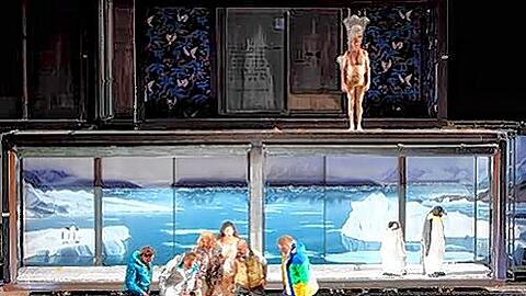 Das Ende von Don Giovannis Fest in herzlos-kalter Kulisse: Auf dem Dach des Containers erscheint das greise Alter Ego der Hauptfigur.