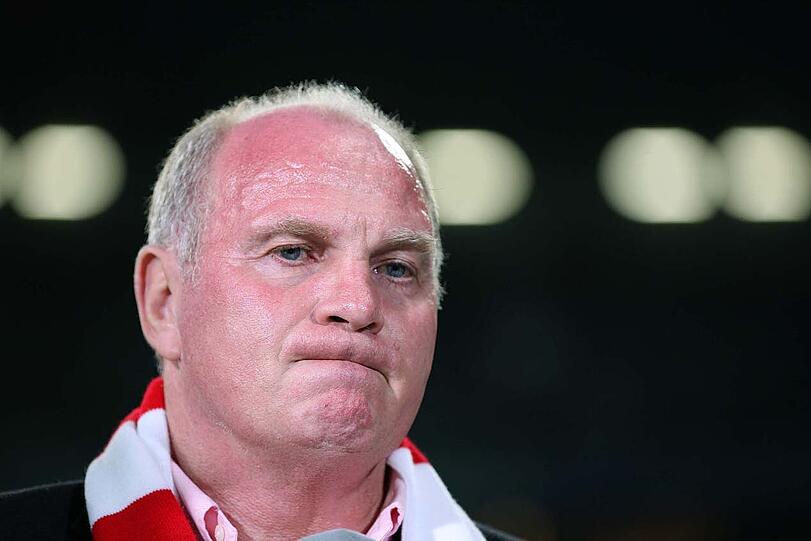 ORKAN: Uli Hoeneß platzt der Kragen. Im TV attackiert er van Gaal über die Maßen, unterstellt ihm Beratungsresistenz. &bdquo;Ich bin sehr erstaunt, dass ein Präsident von einem Verein wie dem FC Bayern München in dieser schwierigen Phase mit neun verletzten Spielern das sagt in diesem Moment&ldquo;, entgegnet van Gaal entrüstet.