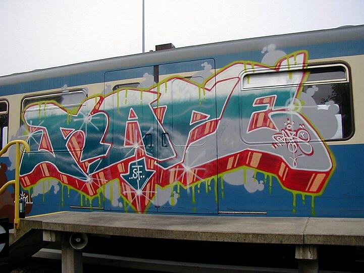 Graffiti gelten natürlich auch als Vandalismus. Zahlen müssen dafür letztlich: die Fahrgäste.