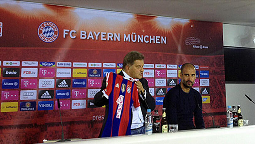 Eine große "1" ziert die Brust der FC-Bayern-Stars am Samstag beim Heimspiel gegen Stuttgart. Dahinter steckt eine Werbe-Aktion des Sponsors Telekom. Eine große "1" ziert die Brust der FC-Bayern-Stars am Samstag beim Heimspiel gegen Stuttgart. Dahinter steckt eine Werbe-Aktion des Sponsors Telekom.