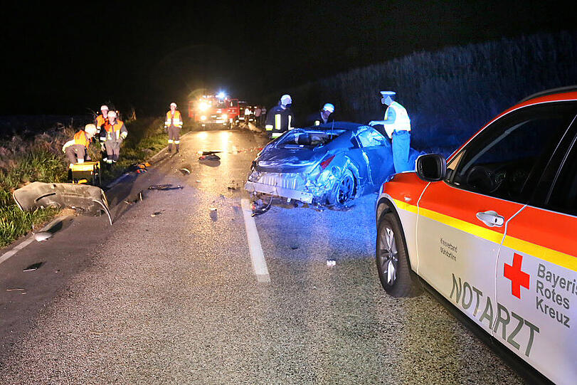 Die Fahrt eines Nissan-Fahrers endete in einer Tragödie. Der Mann wurde beim Unfall aus dem Auto geschleudert.