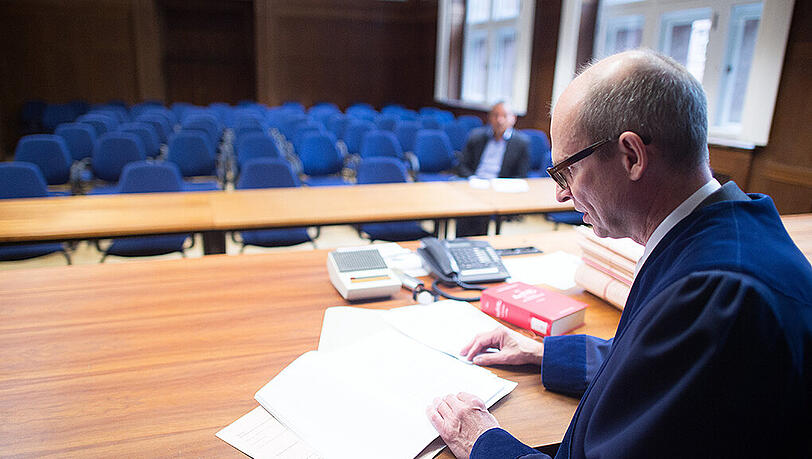 Wegen der hohen Belastung durch die steigende Zahl von Asylverfahren sollen neue Stellen in den Verwaltungsgerichten geschaffen werden. Wegen der hohen Belastung durch die steigende Zahl von Asylverfahren sollen neue Stellen in den Verwaltungsgerichten geschaffen werden.