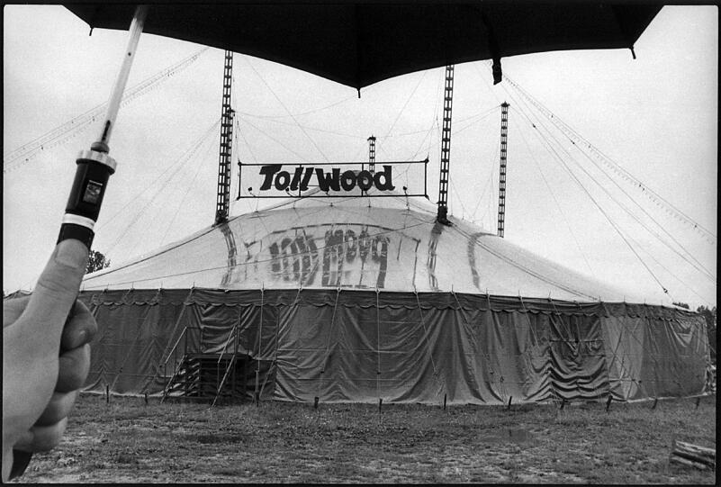 Eines hat das Tollwood öfter: Wetterpech. Wie auch hier, 1993. Aber wozu sind die Zelte da? Schlimm wird&rsquo;s bei heftigen Stürmen &ndash; wie dem sechs Jahre später.