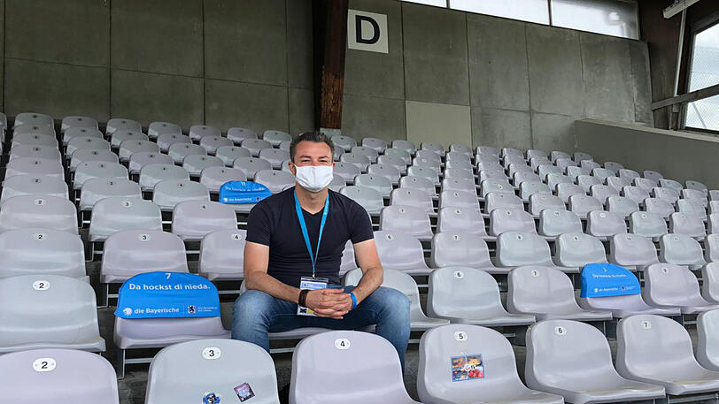 AZ-Reporter Matthias Eicher im leeren Grünwalder Stadion.