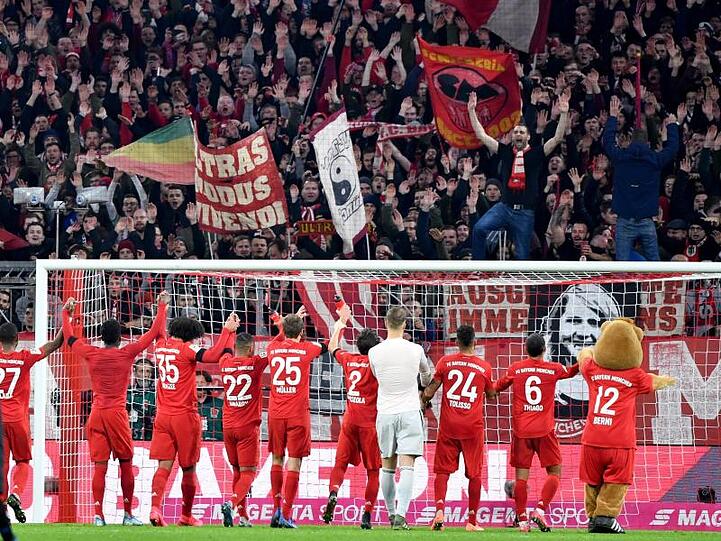 Jubel bei Fans und Spielern: Der FC Bayern hat mit 3:2 gewonnen.