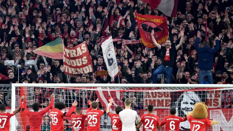 Jubel bei Fans und Spielern: Der FC Bayern hat mit 3:2 gewonnen. Jubel bei Fans und Spielern: Der FC Bayern hat mit 3:2 gewonnen.